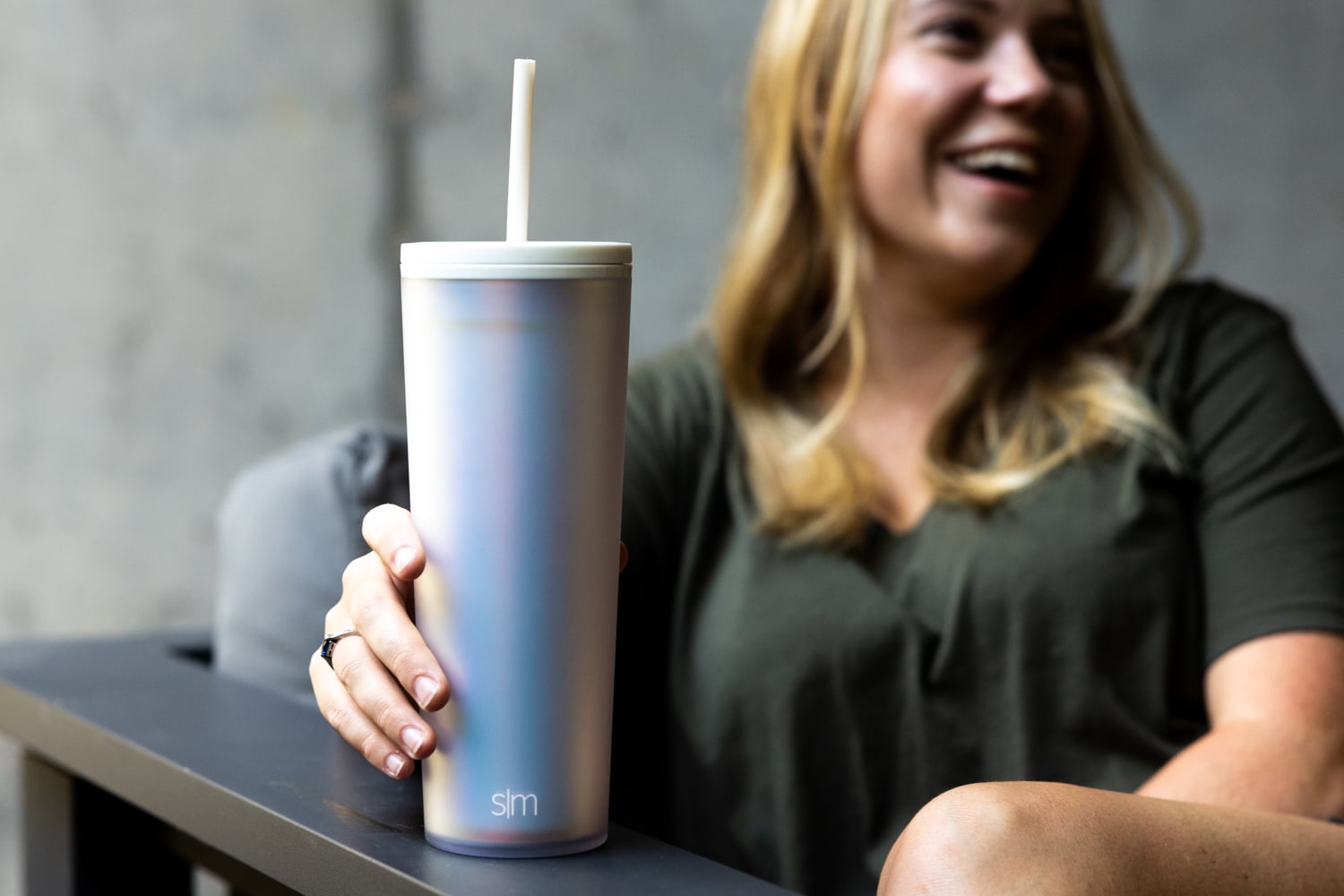 Simple Modern 24 fl oz Double Wall Plastic Classic Tumbler with Straw|Opalescent M393R